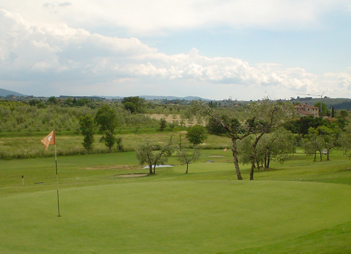 Ein Grün auf dem Pitch & Putt-Platz Centanni