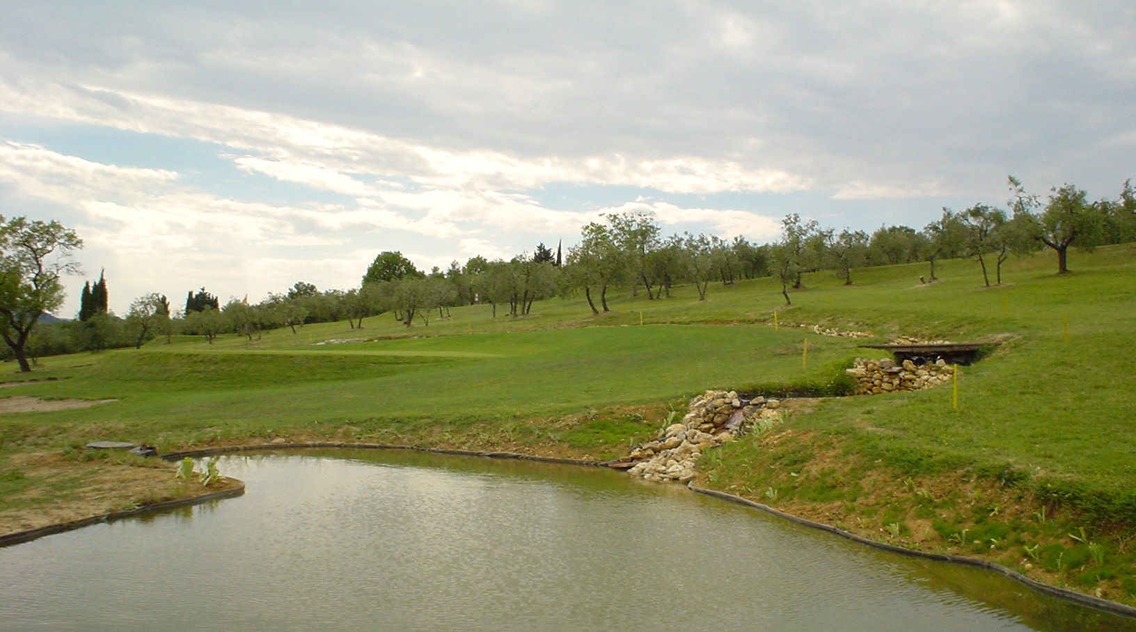 Ein Fairway des Golf Club Centanni mit toskanischer Hügellandschaft